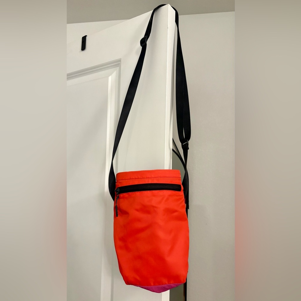 Lululemon Athletica Vibrant Coral/Pink Messenger Water Bottle Bag 🧡🌺